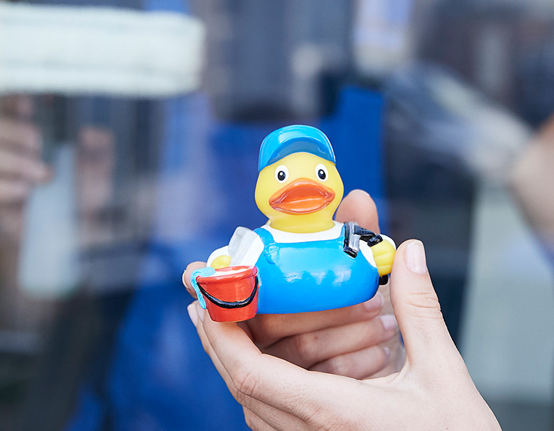 Squeaky duck window cleaner